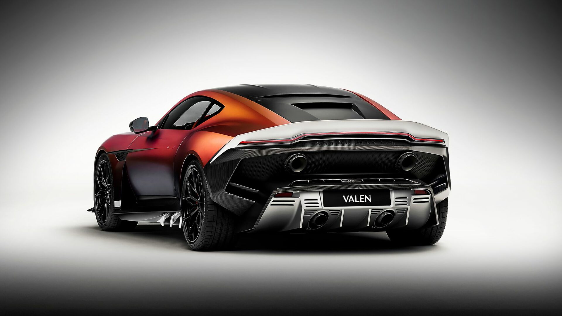 Vue de trois-quarts arrière de l'Aston Martin Valen montrant l'absence de lunette arrière, les quatre sorties d'échappement et le diffuseur en carbone