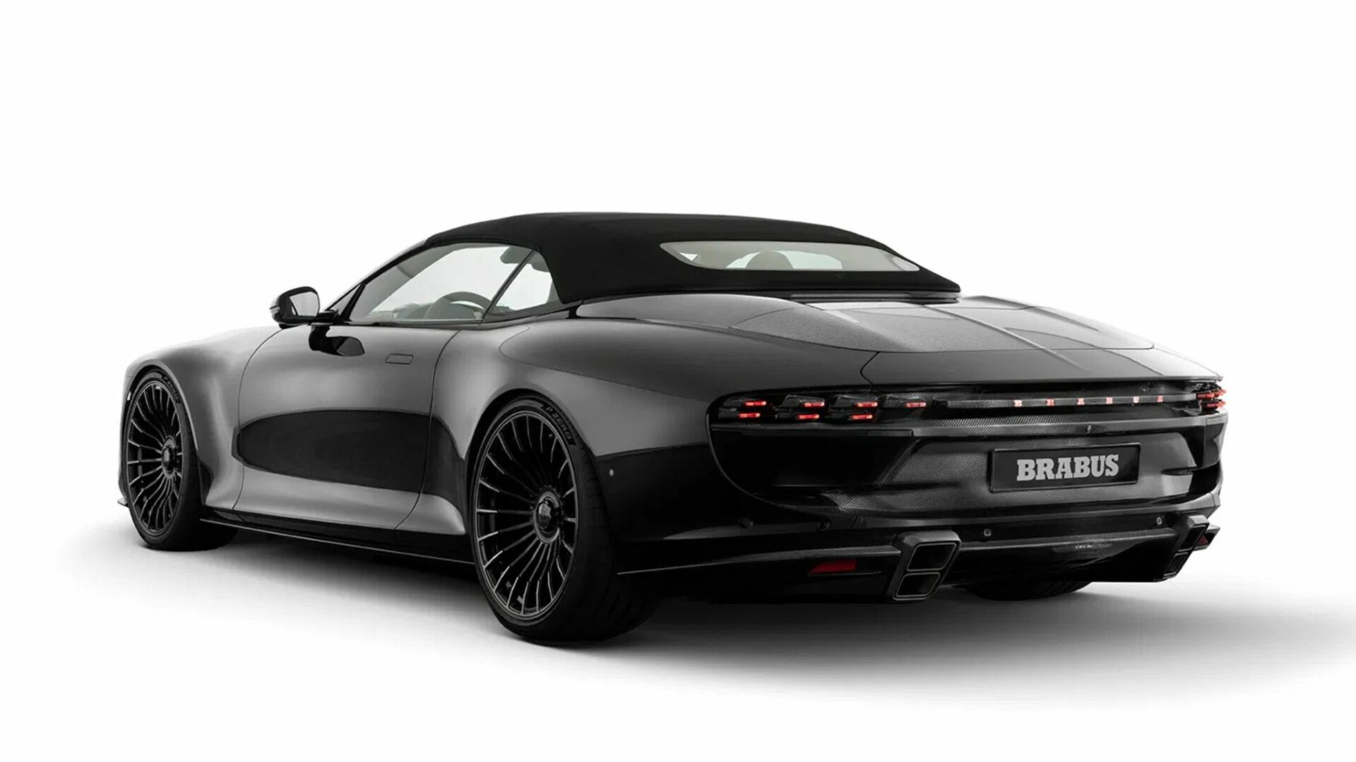 Vue de trois-quarts arrière de la Brabus Bodo Cabriolet noire avec sa capote en toile fermée, ses jantes forgées Monoblock et ses feux à LED