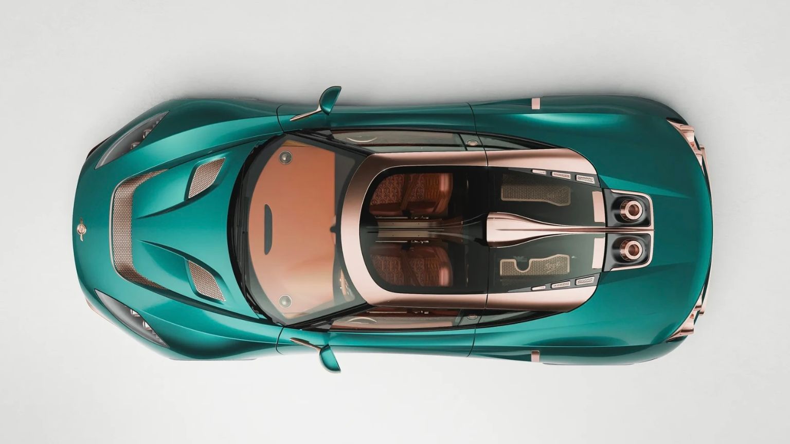 Vue du dessus de la Spyker C8 Preliator XXV Coupé peinte en vert Quail Green avec inserts en or rose, toit vitré et double sortie d'échappement haute