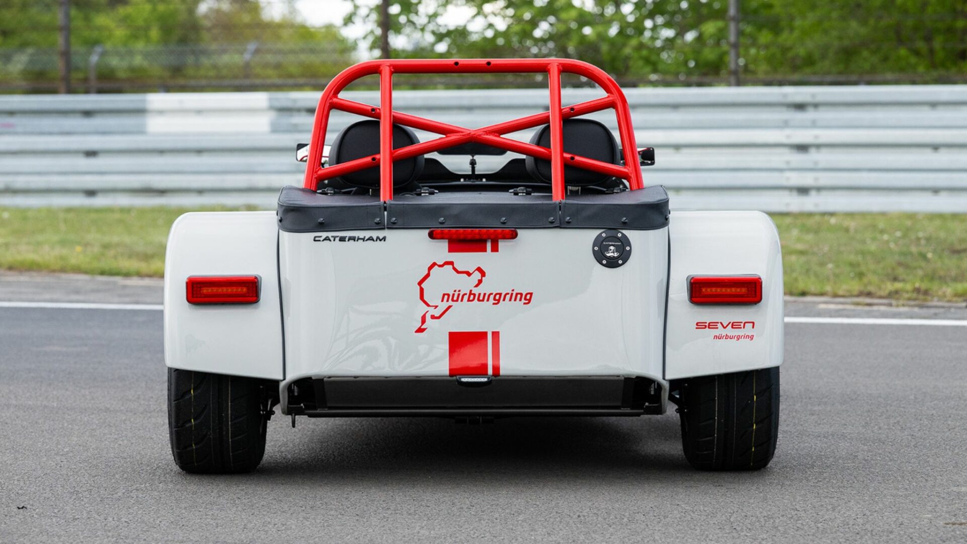 Vue arrière de la Caterham Seven Nürburgring Edition avec arceau de sécurité rouge et sticker du tracé du Nürburgring
