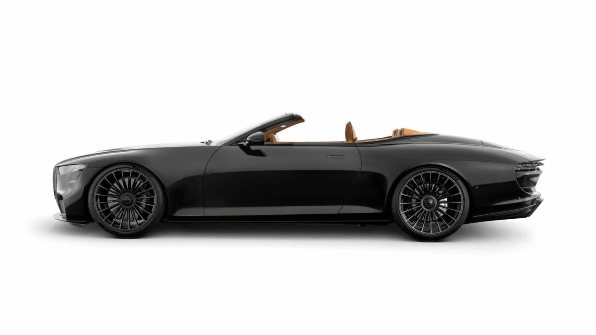 Vue de profil de la Brabus Bodo Cabriolet noire décapotée avec son habitacle en cuir camel et ses jantes forgées Monoblock de 22 pouces