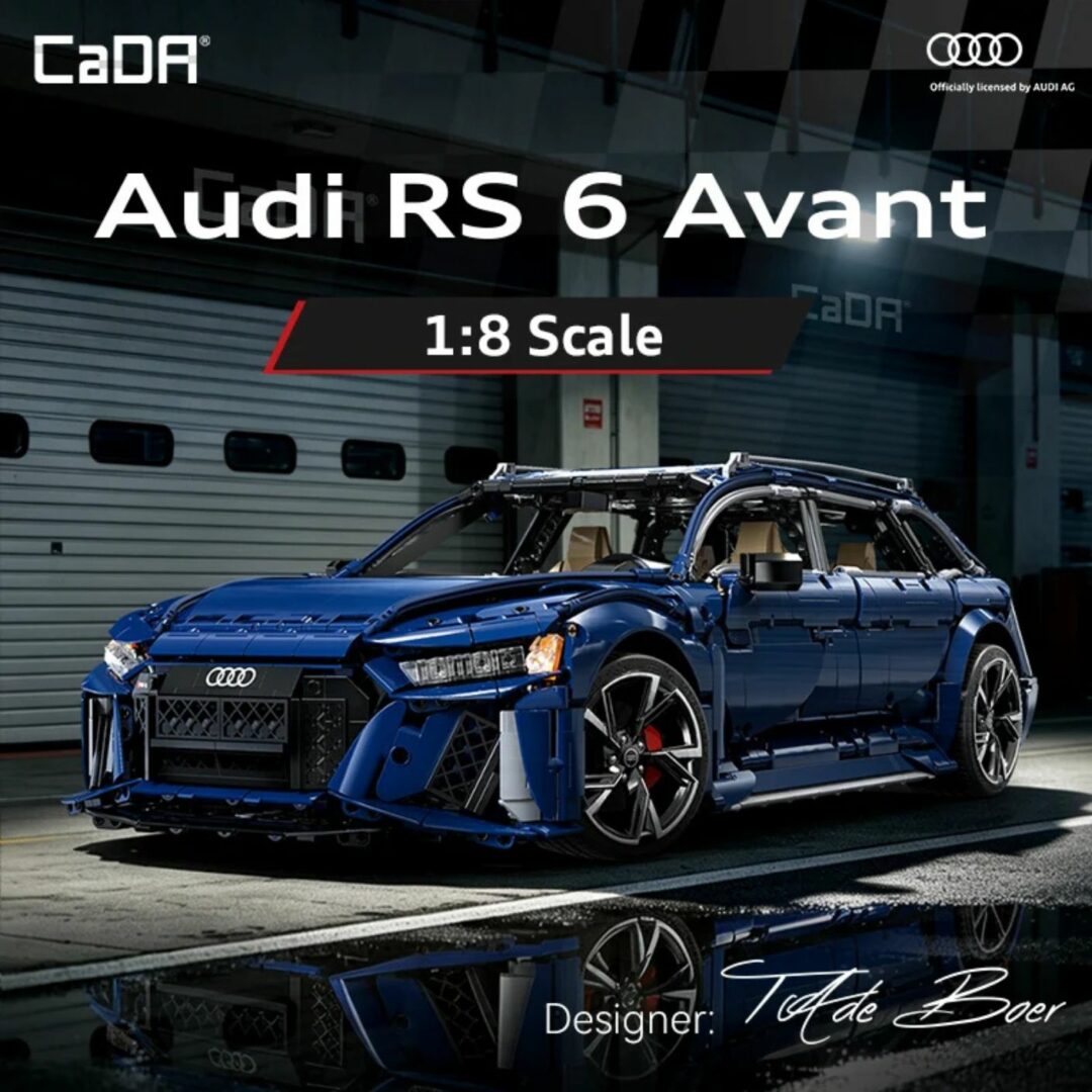 Affiche promotionnelle de la CaDa Master Audi RS 6 Avant bleue à l'échelle 1:8 avec logos CaDa, Audi AG et signature du designer Thijs de Boer