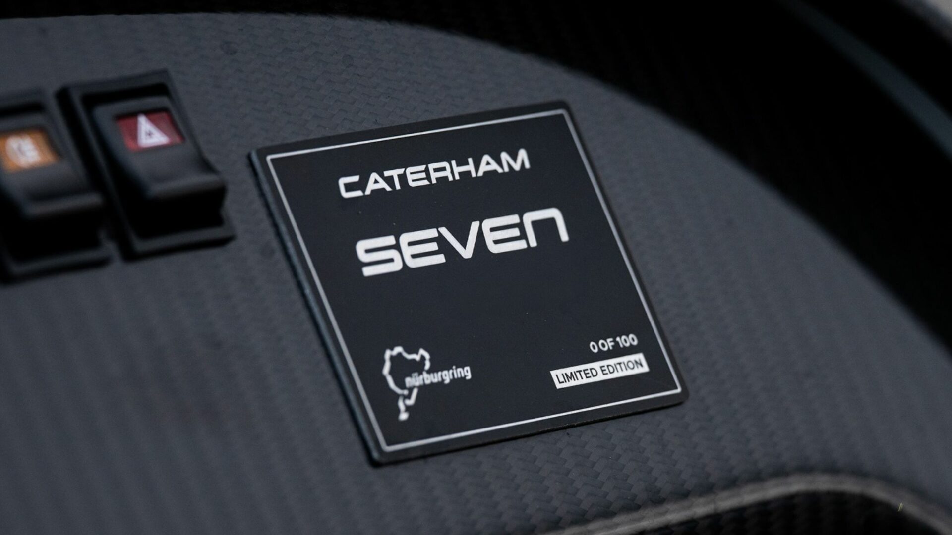 Plaque numérotée en aluminium sur tableau de bord en carbone d'une Caterham Seven Nürburgring Edition
