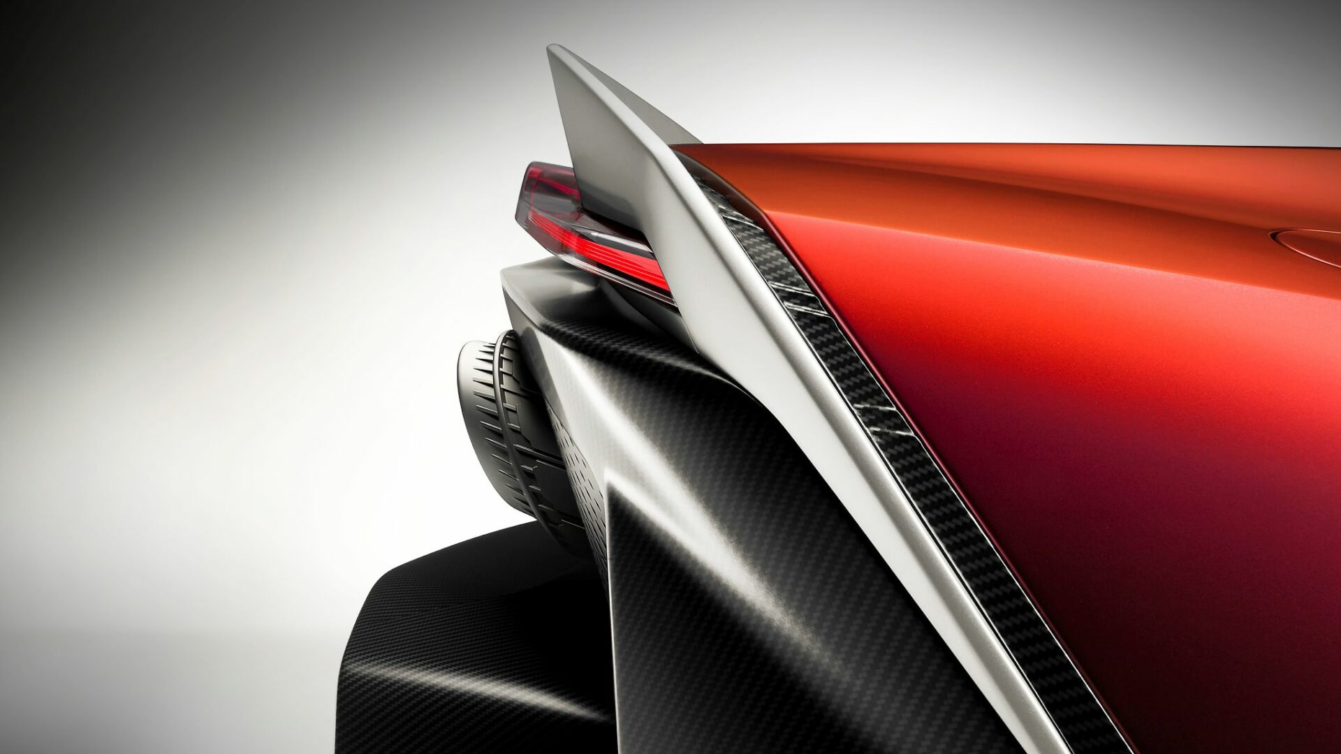 Gros plan sur l'aileron arrière sculpté, les feux à LED affûtés et l'imposant diffuseur en fibre de carbone de l'Aston Martin Valen