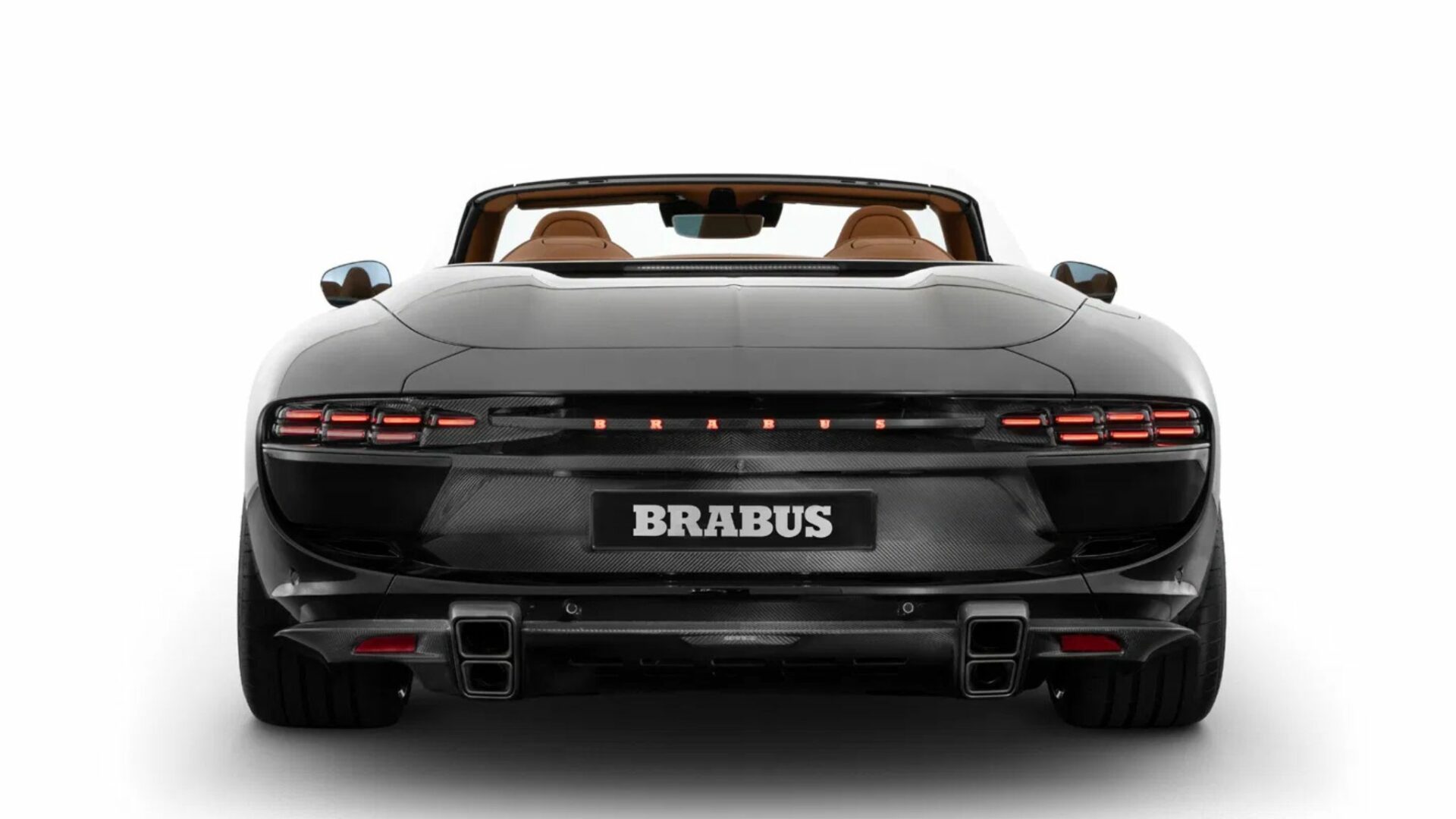 Vue arrière centrée de la Brabus Bodo Cabriolet mettant en avant son bandeau lumineux à LED avec lettrage BRABUS, son diffuseur en carbone et ses quatre sorties d'échappement