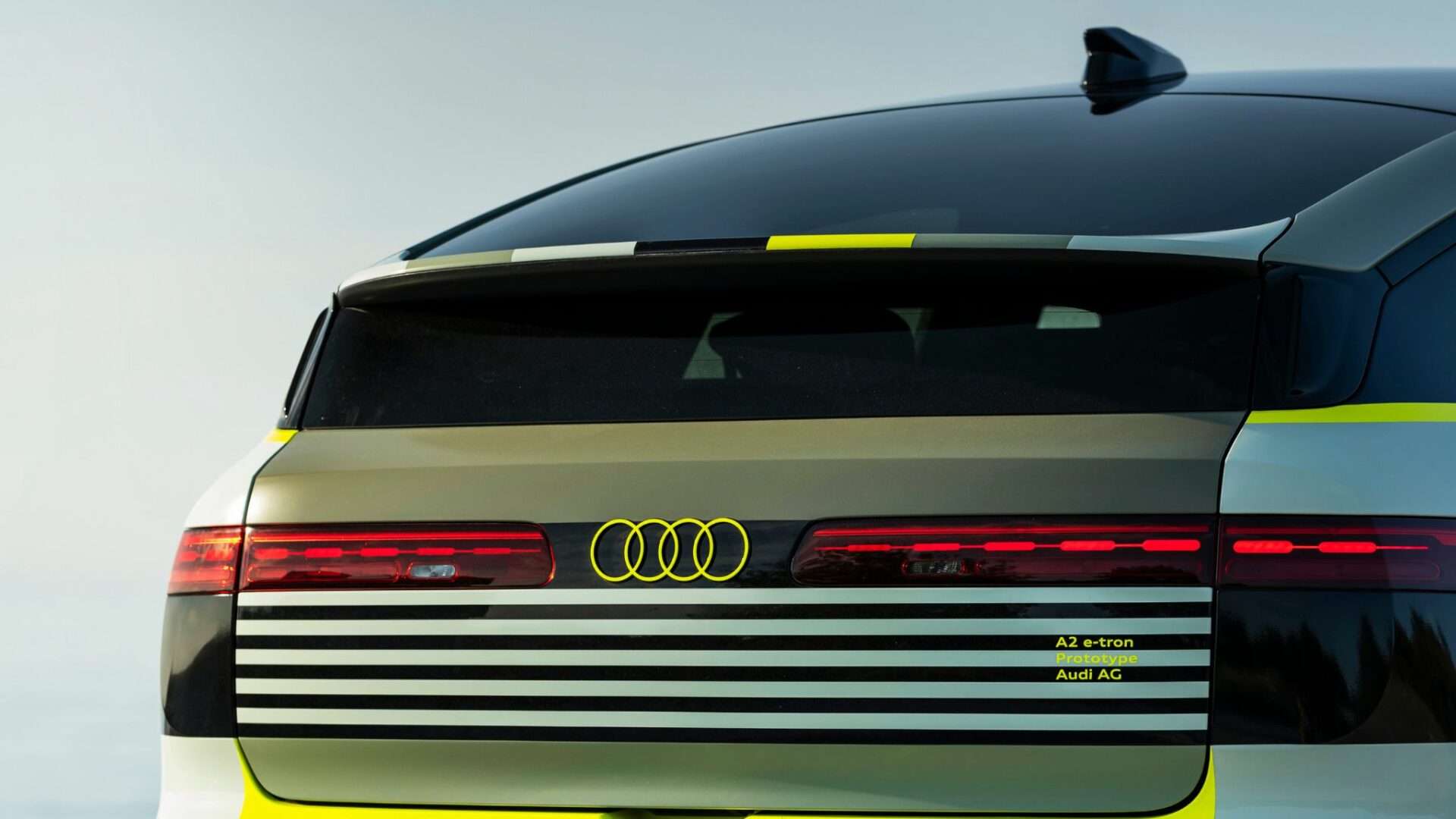 Gros plan sur le bandeau de feux arrière à LED et le logo aux quatre anneaux jaunes de l'Audi A2 e-tron prototype
