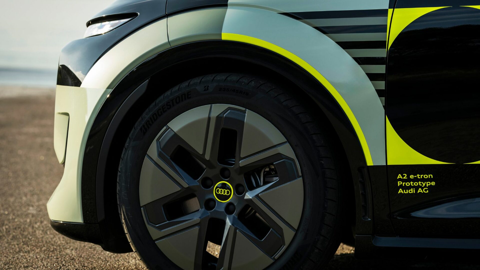 Gros plan sur la jante aérodynamique avant et le pneu Bridgestone du prototype Audi A2 e-tron