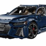 Vue trois-quarts avant de l'Audi RS6 Avant bleu nuit en briques de construction CaDA à l'échelle 1/8e
