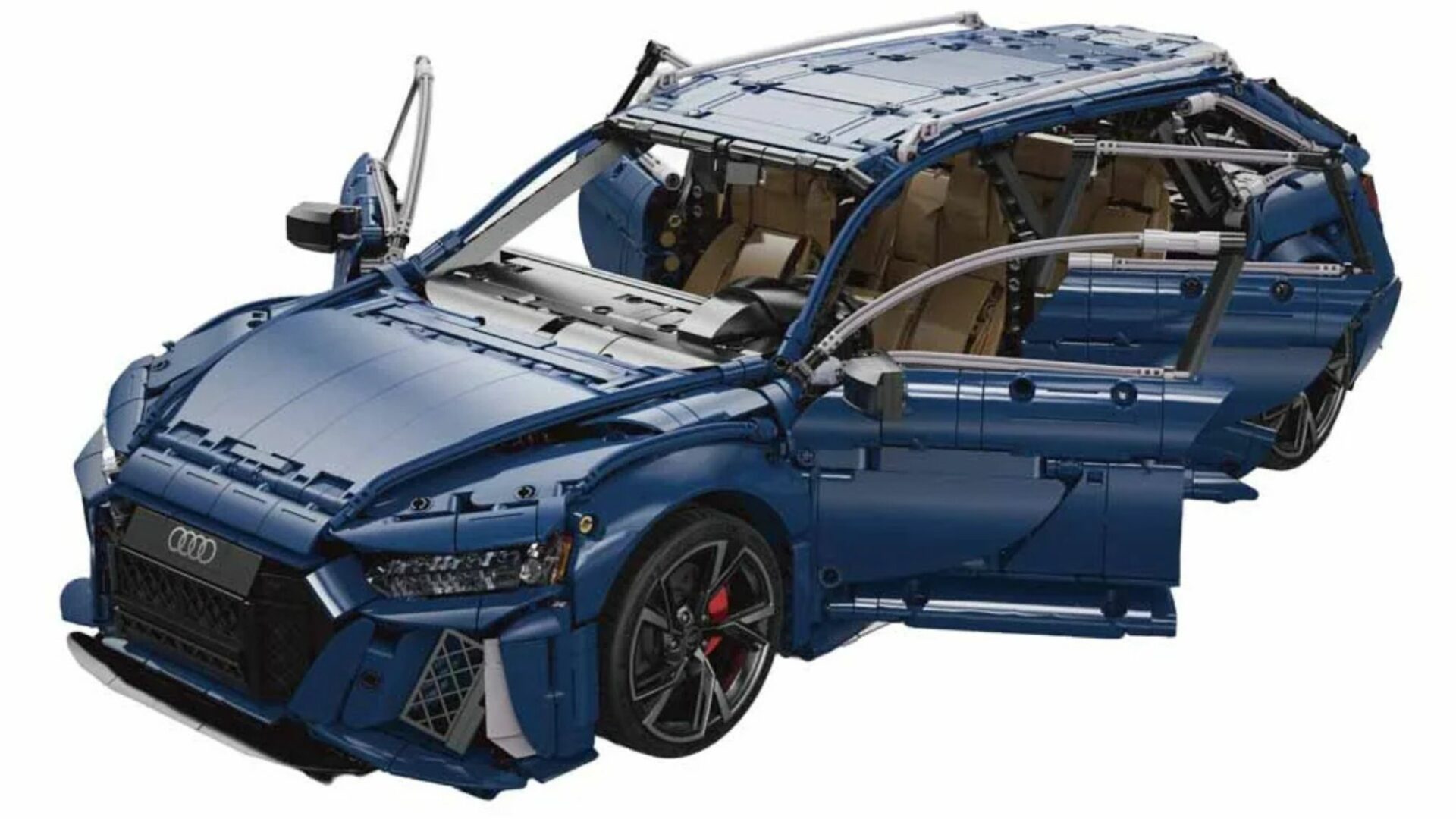 Vue trois-quarts avant de l'Audi RS6 Avant CaDA portes ouvertes révélant l'habitacle couleur cognac