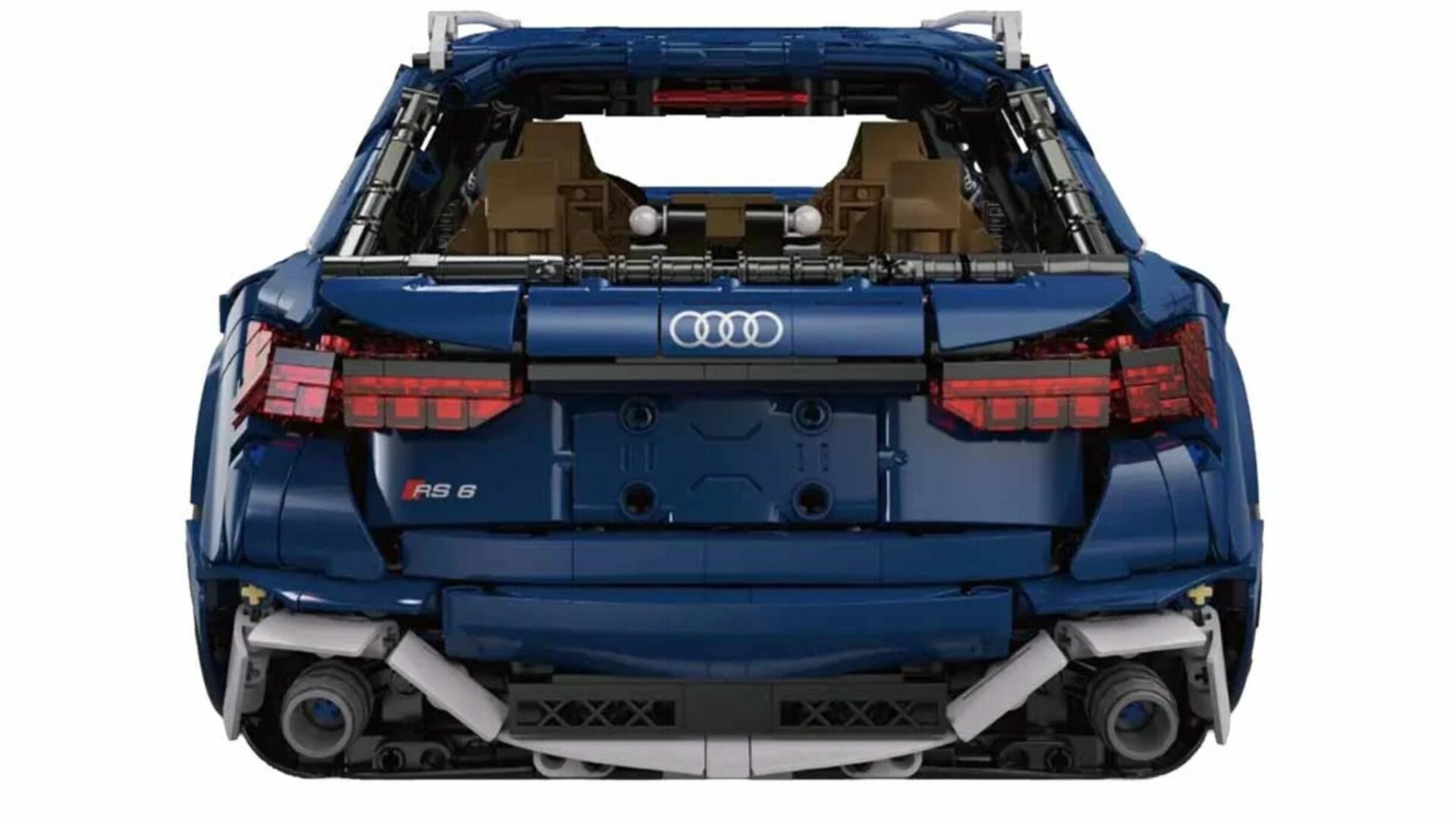 Vue plein arrière en briques CaDA de l'Audi RS6 Avant montrant le logo aux quatre anneaux, le badge RS 6 et les échappements