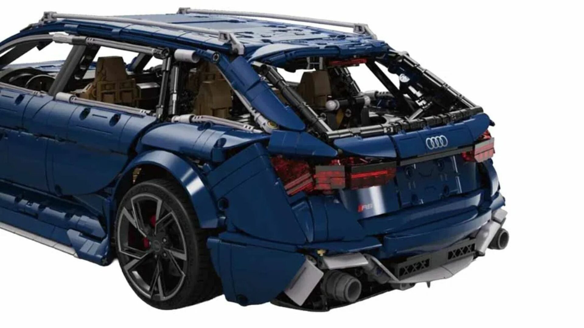 Vue trois-quarts arrière de l'Audi RS6 Avant C8 en briques CaDA montrant les deux doubles sorties d'échappement et le logo Audi