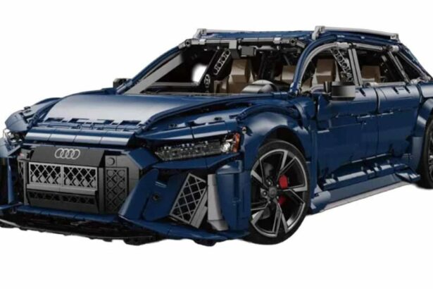 Vue trois-quarts avant de l'Audi RS6 Avant bleu nuit en briques de construction CaDA à l'échelle 1/8e