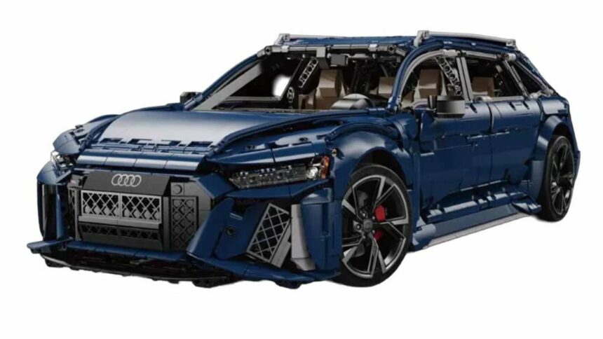 Vue trois-quarts avant de l'Audi RS6 Avant bleu nuit en briques de construction CaDA à l'échelle 1/8e