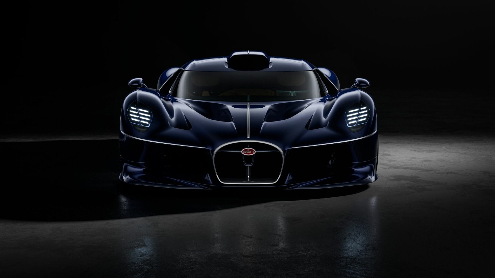 La Bugatti Destrier bleu Sapphire Celeste de face en studio sombre mettant en valeur ses phares à LED