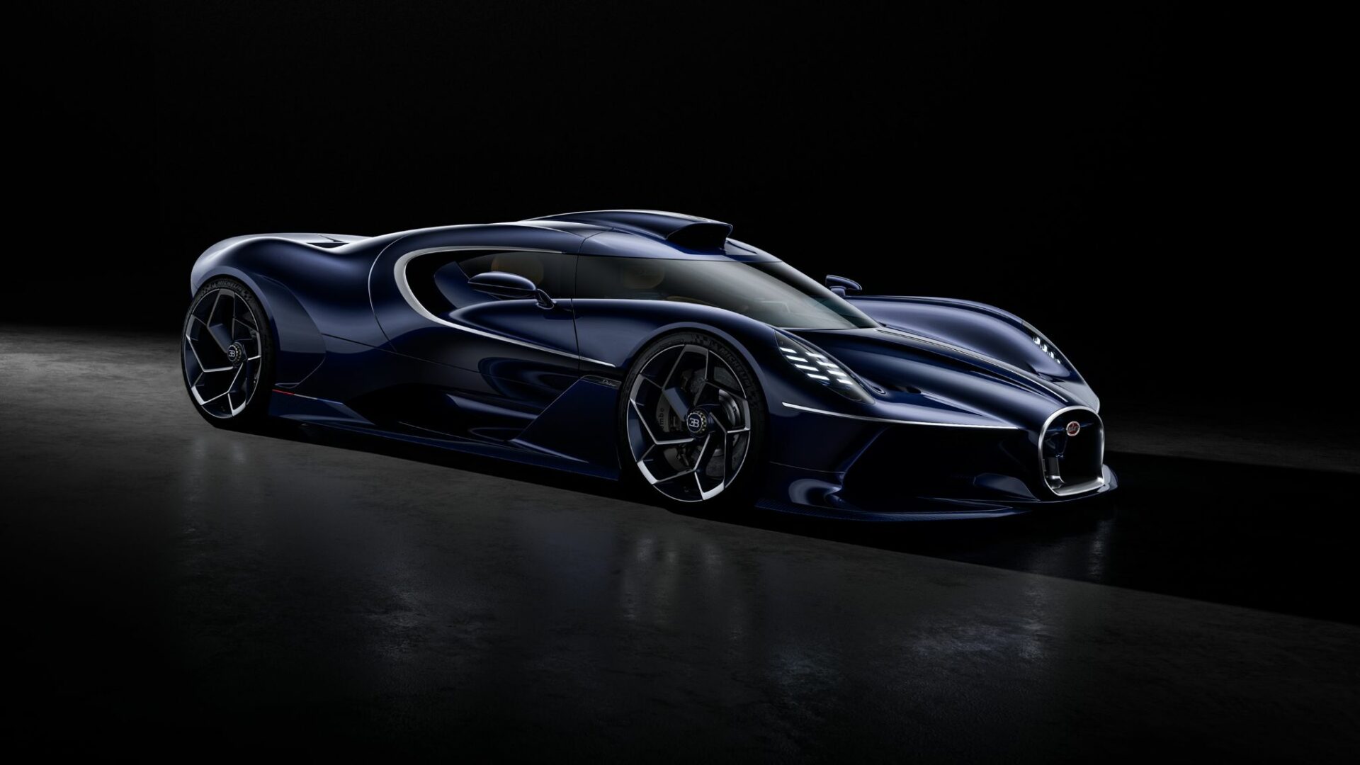 Vue de profil trois-quarts avant en studio sombre de la Bugatti Destrier bleu Sapphire Celeste