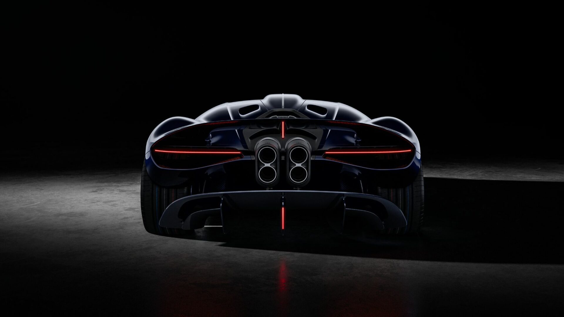 Vue plein arrière en studio de la Bugatti Destrier mettant en valeur ses quatre sorties d'échappement verticales et son feux LED horizontal