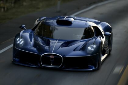 La Bugatti Destrier bleu Sapphire Celeste de trois-quarts face en train de rouler sur une route de campagne