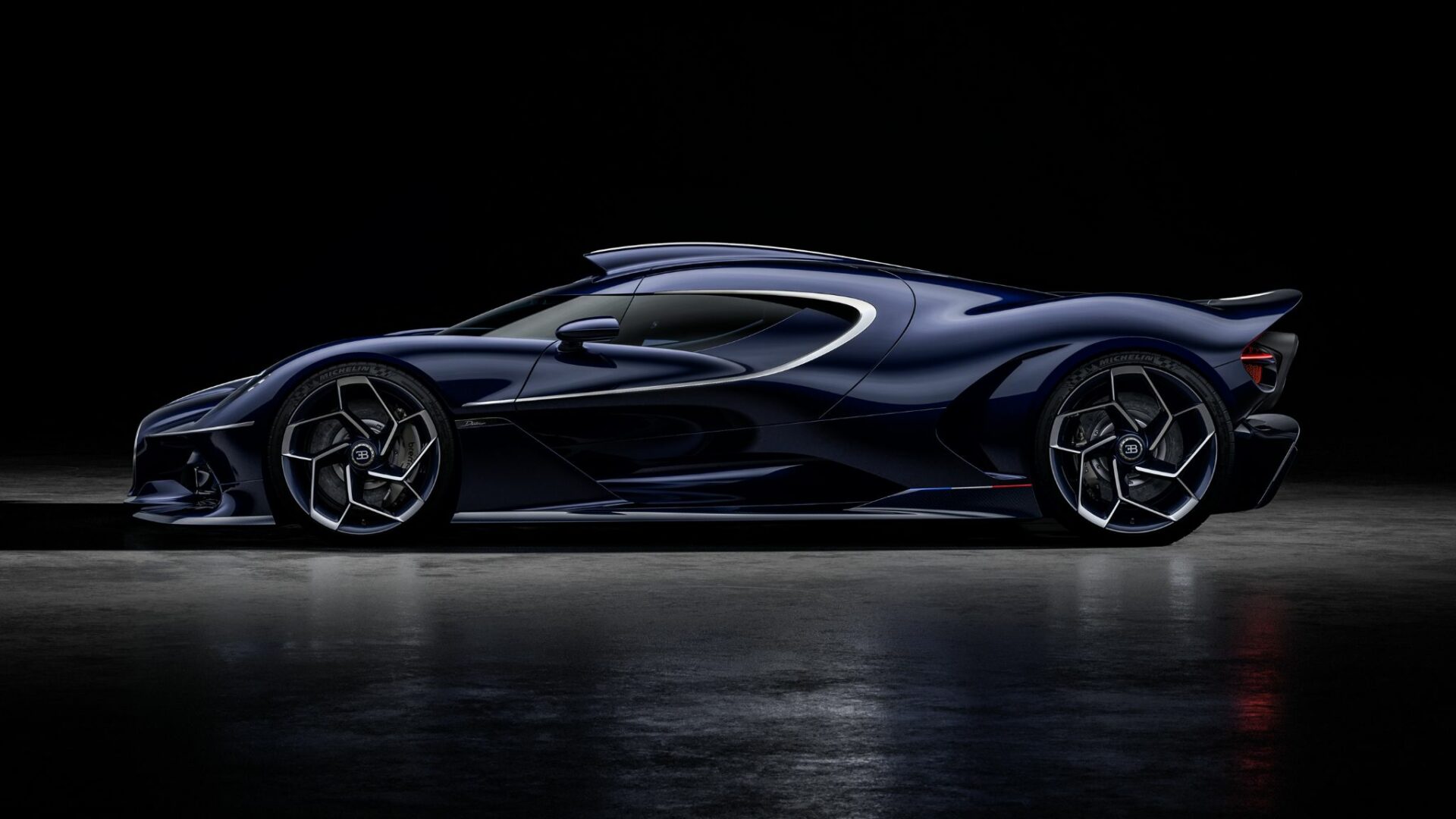 Profil latéral en studio de la Bugatti Destrier bleu Sapphire Celeste soulignant sa ligne en C et sa faible hauteur