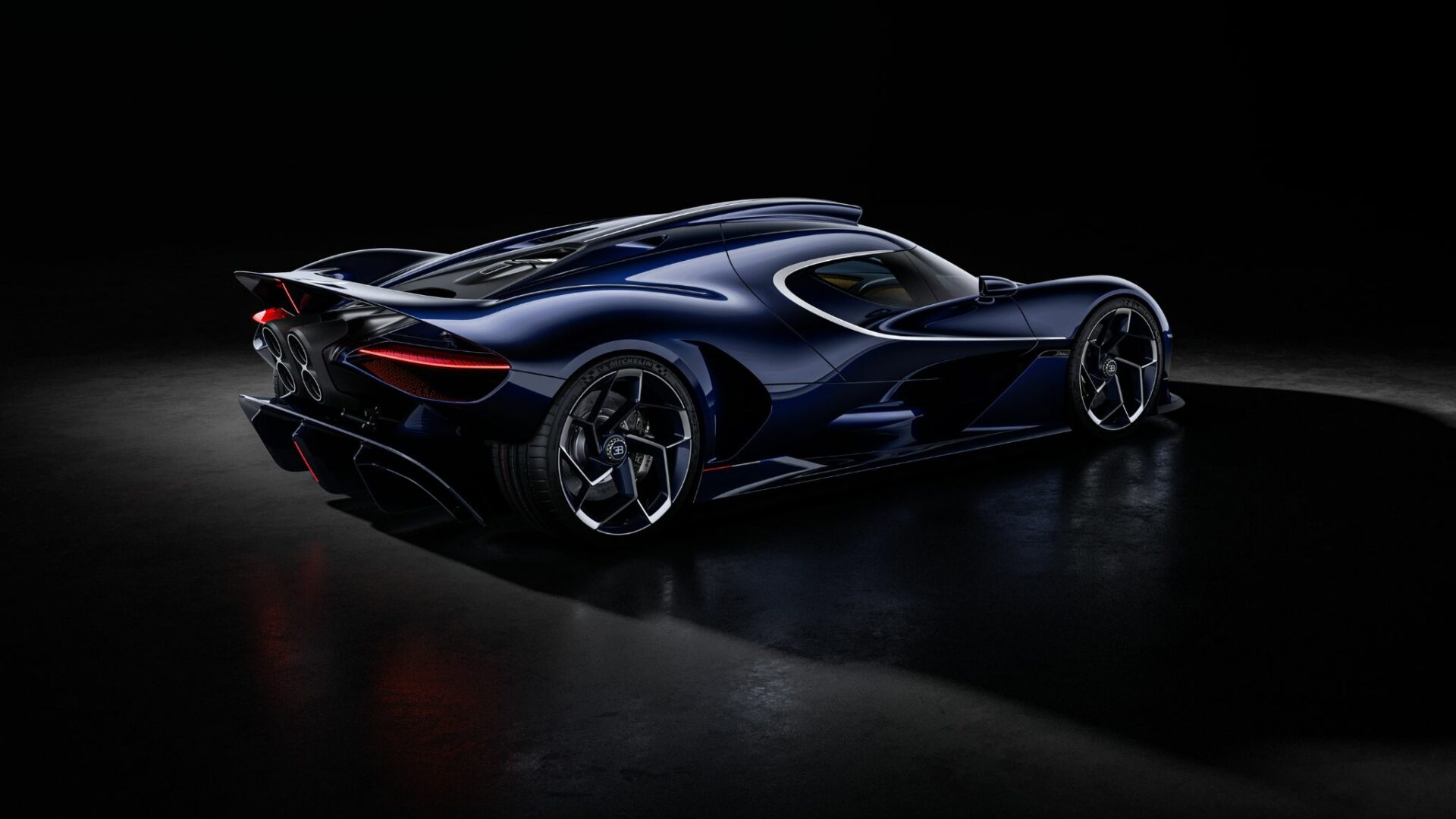 Vue trois-quarts arrière en studio de la Bugatti Destrier bleu Sapphire Celeste révélant ses sorties d'échappement et sa ligne en C