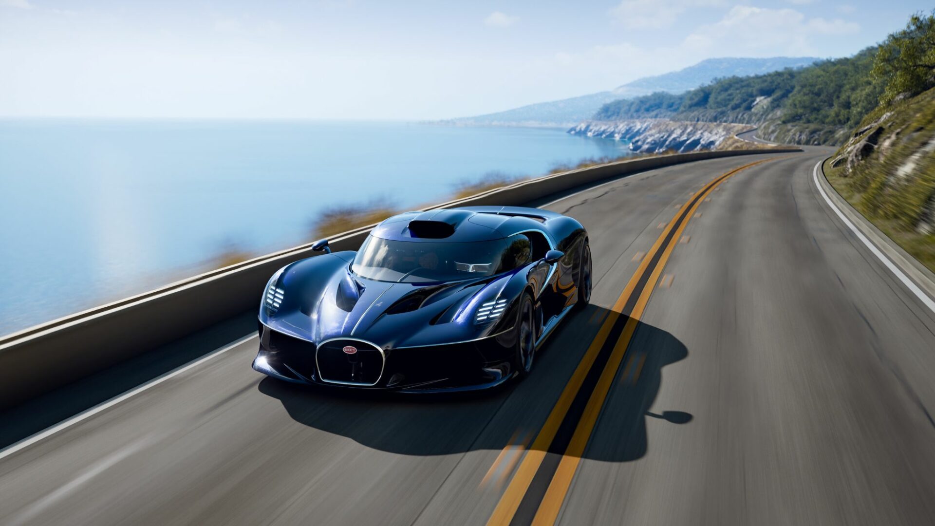 La Bugatti Destrier bleu Sapphire Celeste en train de rouler sur une route côtière en surplomb de la mer