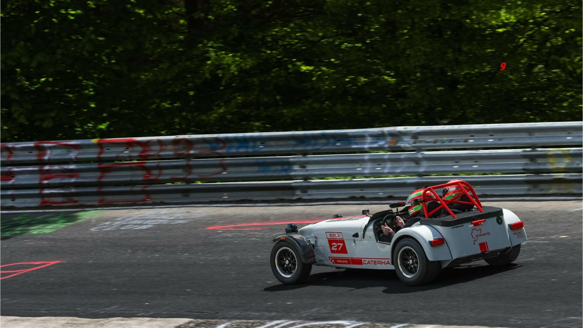Caterham Seven Nürburgring Edition numéro 27 en plein virage dans le Karussell sur la Nordschleife