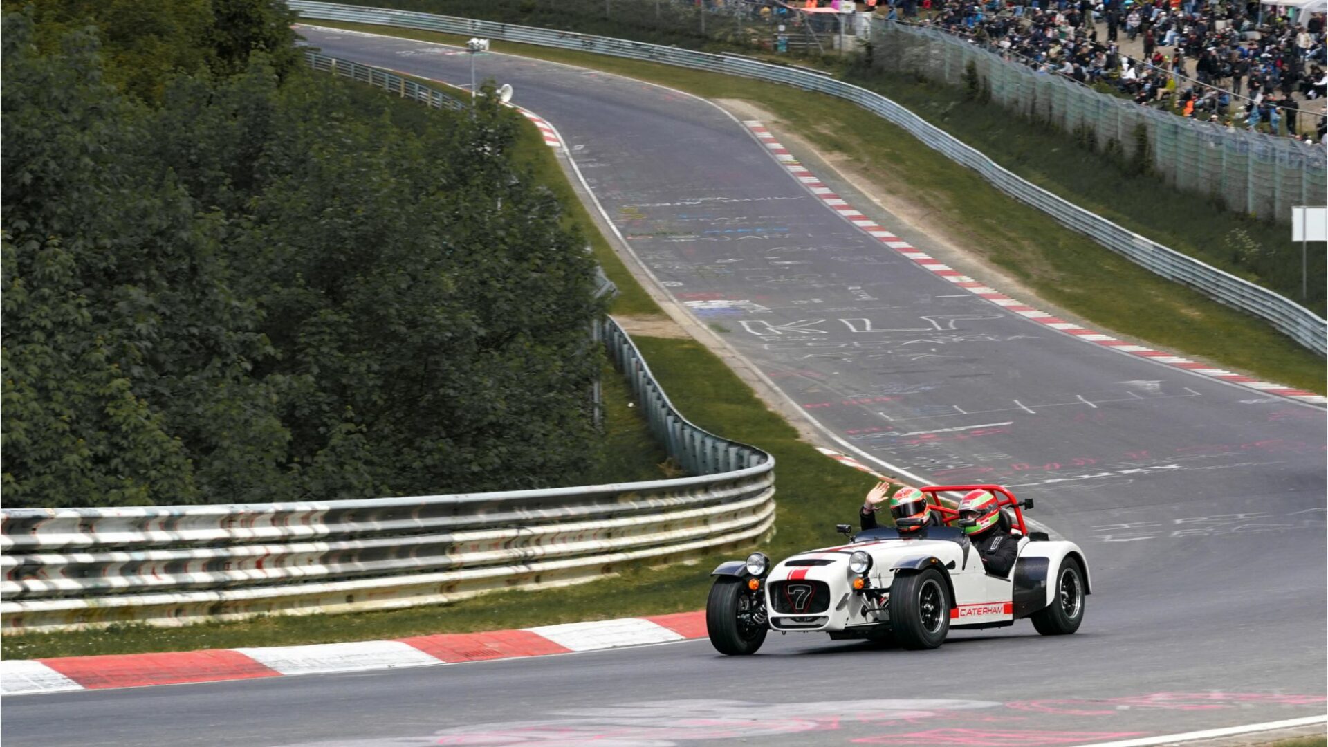Caterham Seven Nürburgring Edition vue de face en virage sur la piste de la Nordschleife