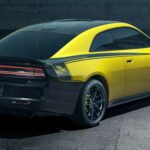 Vue trois-quarts arrière de la Dodge Charger Super Bee 2027 jaune SuckerPunch montrant le logo de l'abeille et le spoiler arrière