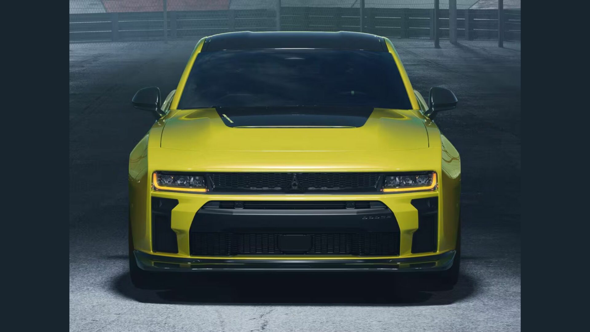 Vue plein avant de la Dodge Charger Super Bee 2027 jaune SuckerPunch montrant la calandre retravaillée et le capot bombé