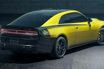 Vue trois-quarts arrière de la Dodge Charger Super Bee 2027 jaune SuckerPunch montrant le logo de l'abeille et le spoiler arrière