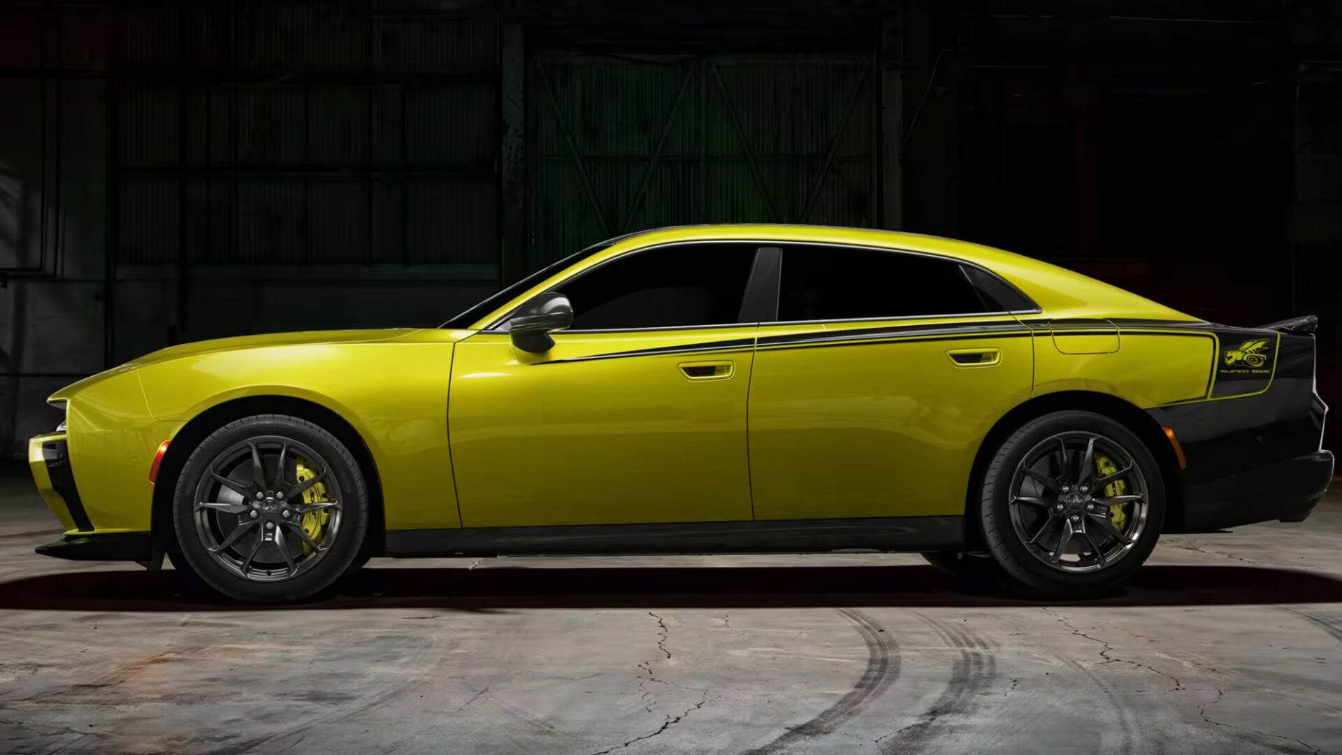 Vue de profil de la Dodge Charger Super Bee 2027 berline 4 portes jaune SuckerPunch avec jantes forgées et étriers brembo