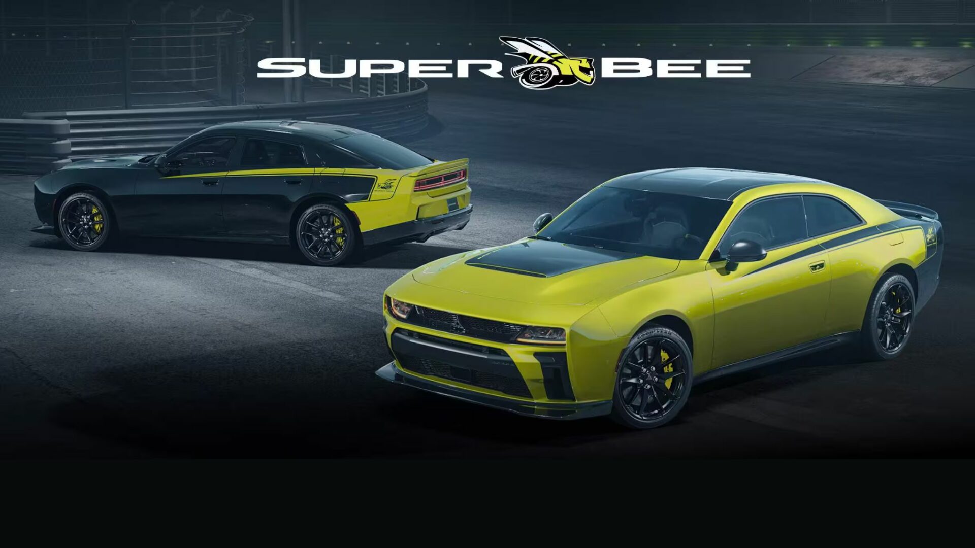 Dodge Charger Super Bee 2027 en versions coupé 2 portes et berline 4 portes sur circuit avec le logo officiel Super Bee