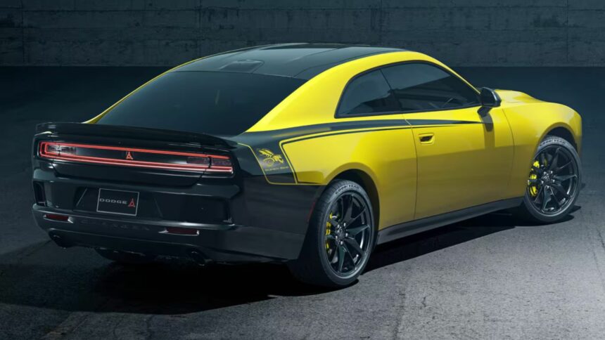 Vue trois-quarts arrière de la Dodge Charger Super Bee 2027 jaune SuckerPunch montrant le logo de l'abeille et le spoiler arrière