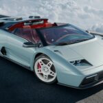 Vue trois-quarts avant de l'Eccentrica V12 Roadster, restomod d'exception inspiré de la Lamborghini Diablo roadster, teinte bleu pastel et intérieur rouge