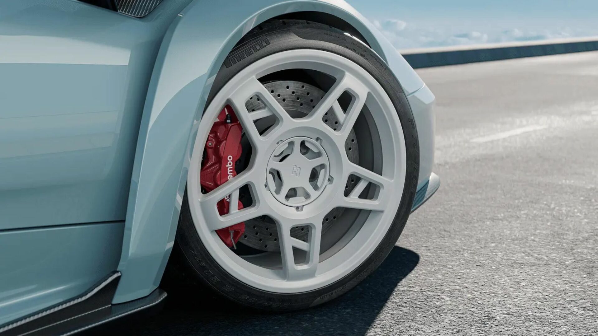 Gros plan sur la jante forgée blanche d'inspiration néo-rétro, l'étrier de frein Brembo rouge et le disque percé de l'Eccentrica V12 Roadster