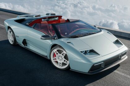 Vue trois-quarts avant de l'Eccentrica V12 Roadster, restomod d'exception inspiré de la Lamborghini Diablo roadster, teinte bleu pastel et intérieur rouge