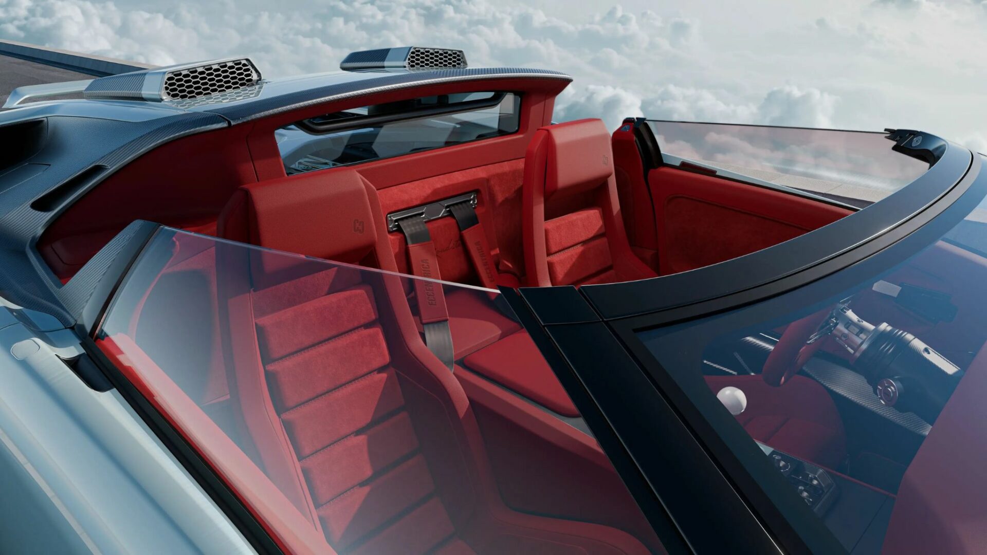 Vue rapprochée sur les sièges baquets en Alcantara rouge et le cockpit découvert de l'Eccentrica V12 Roadster