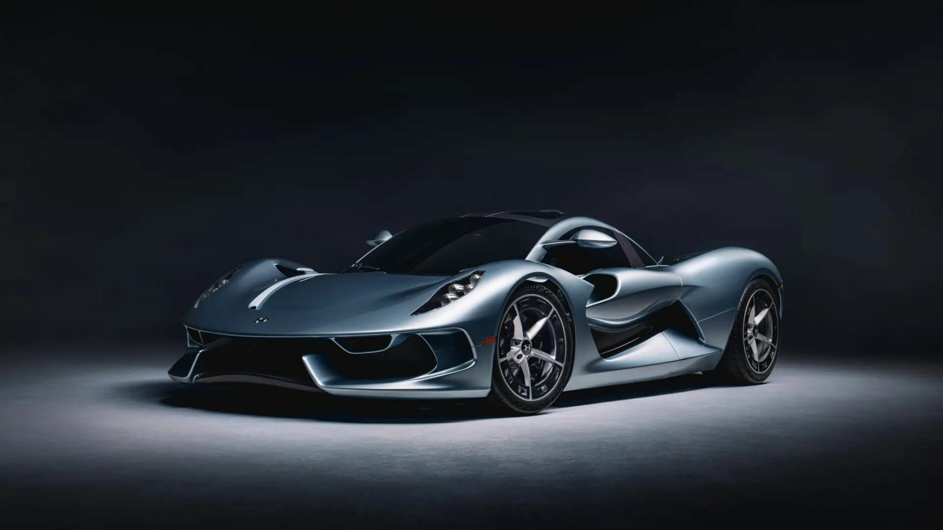 Vue trois-quarts avant en contre-plongée de la supercar Hennessey Blackbird sous éclairage studio mettant en valeur sa ligne basse