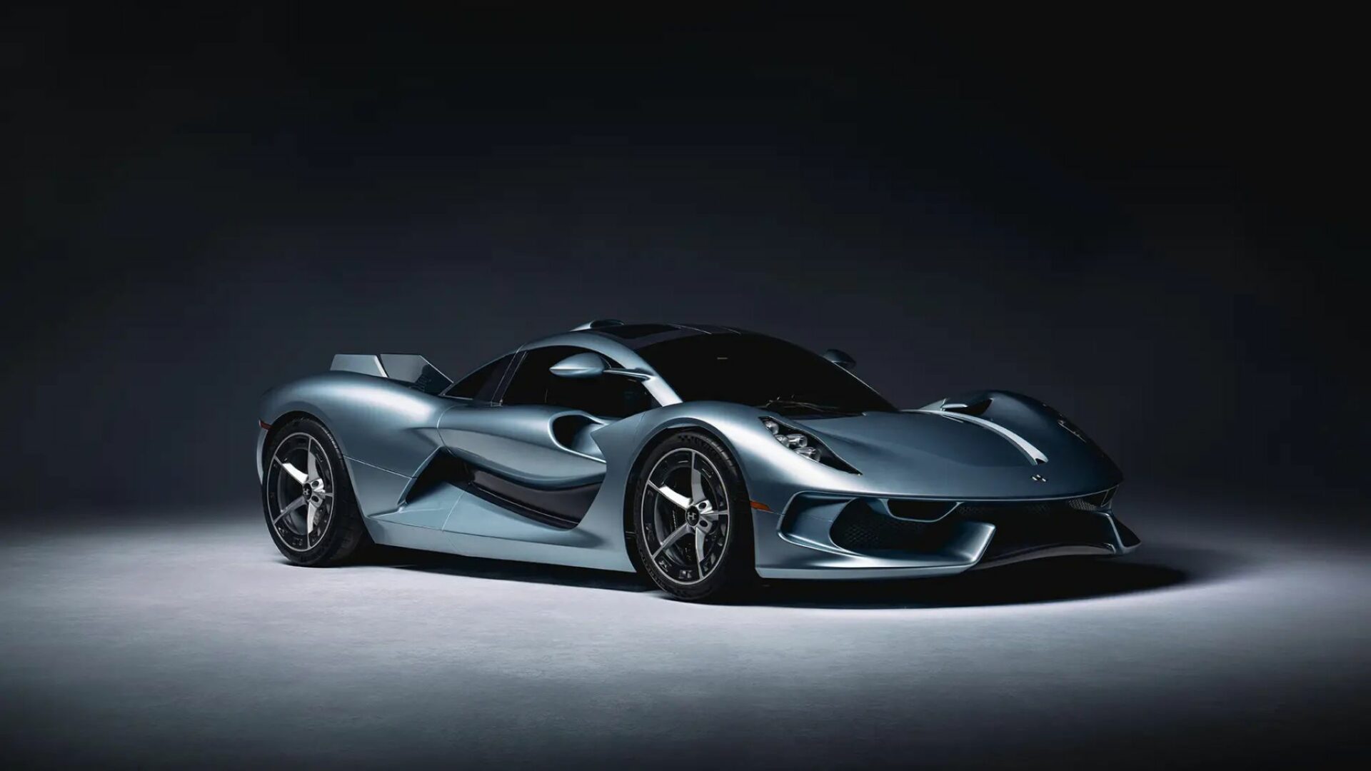 Vue trois-quarts avant de la supercar Hennessey Blackbird montrant sa face avant sculptée, ses rétroviseurs suspendus et ses pannes de carrosserie en carbone
