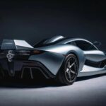 Vue trois-quarts arrière en contre-plongée de la supercar Hennessey Blackbird avec volets aérodynamiques relevés et sorties d'échappement centrales