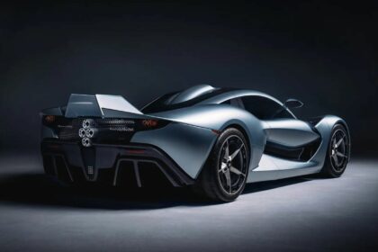 Vue trois-quarts arrière en contre-plongée de la supercar Hennessey Blackbird avec volets aérodynamiques relevés et sorties d'échappement centrales