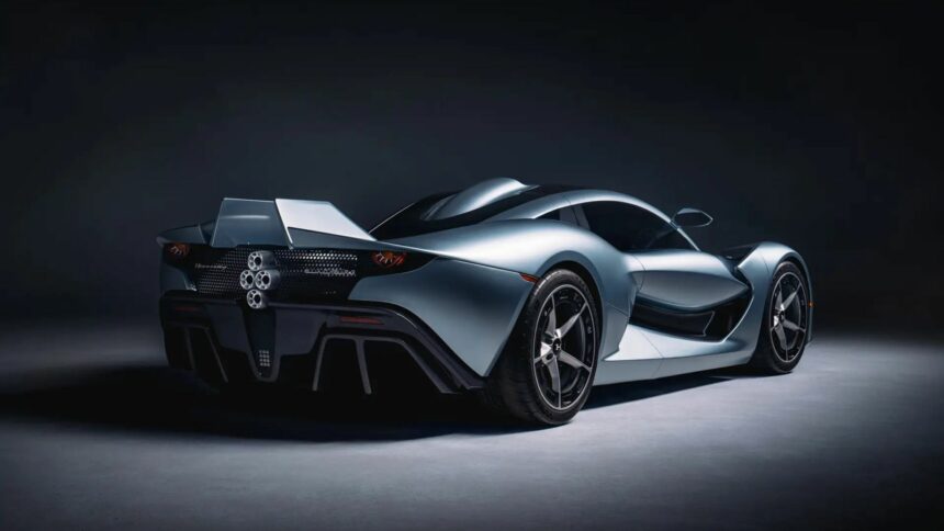 Vue trois-quarts arrière en contre-plongée de la supercar Hennessey Blackbird avec volets aérodynamiques relevés et sorties d'échappement centrales
