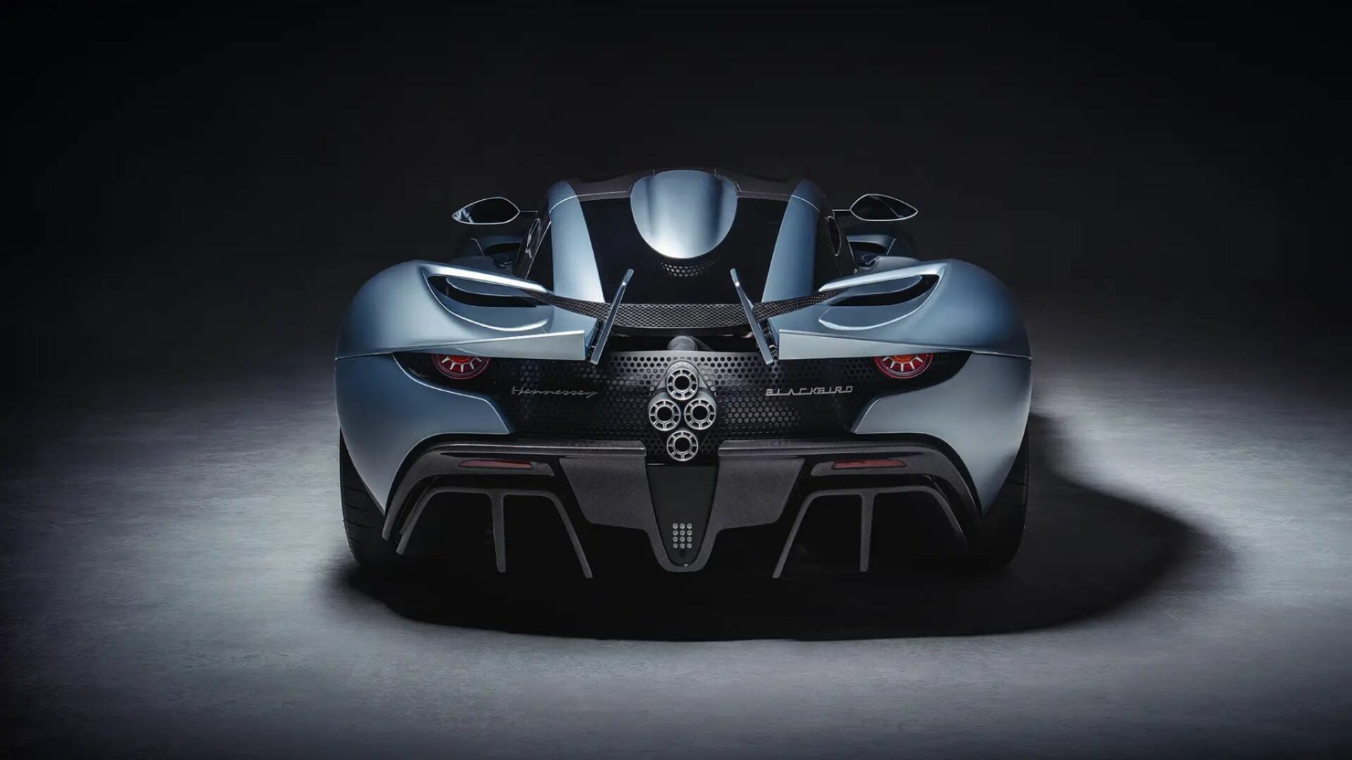 Vue plein arrière centrée de la supercar Hennessey Blackbird montrant ses quatre sorties d'échappement en losange, ses volets déployés et son diffuseur
