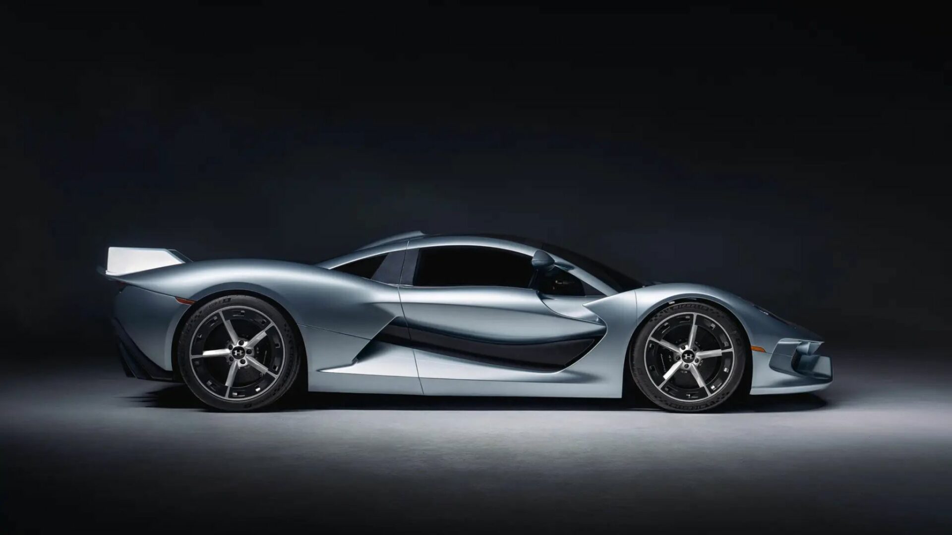 Vue de profil latéral de la supercar Hennessey Blackbird avec jantes de 20 pouces, pneus Michelin Pilot Sport Cup 2 R et aileron arrière