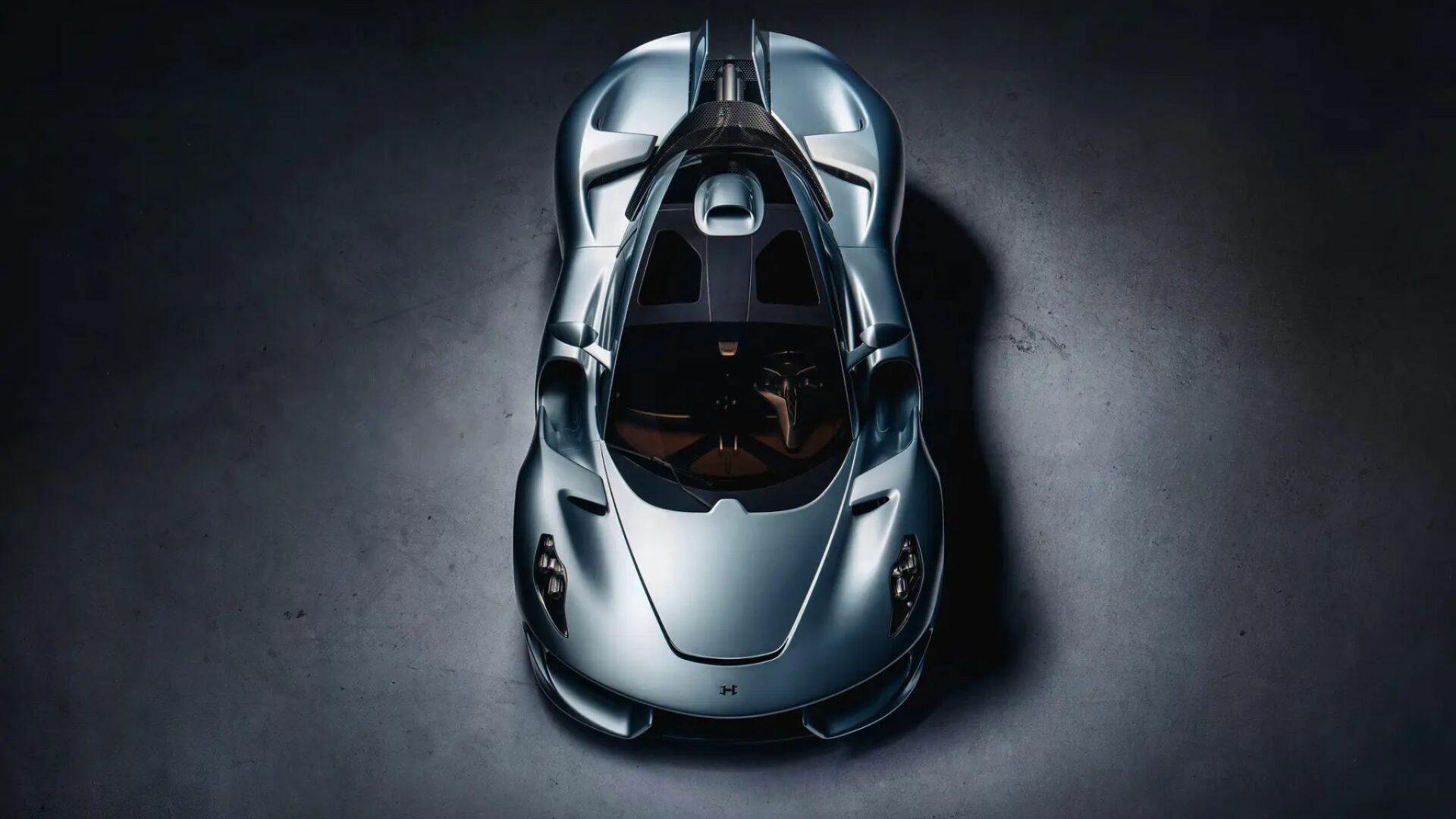 Vue de dessus en plongée de la supercar Hennessey Blackbird révélant la forme en goutte d'eau, la prise d'air de toit et l'aérodynamique
