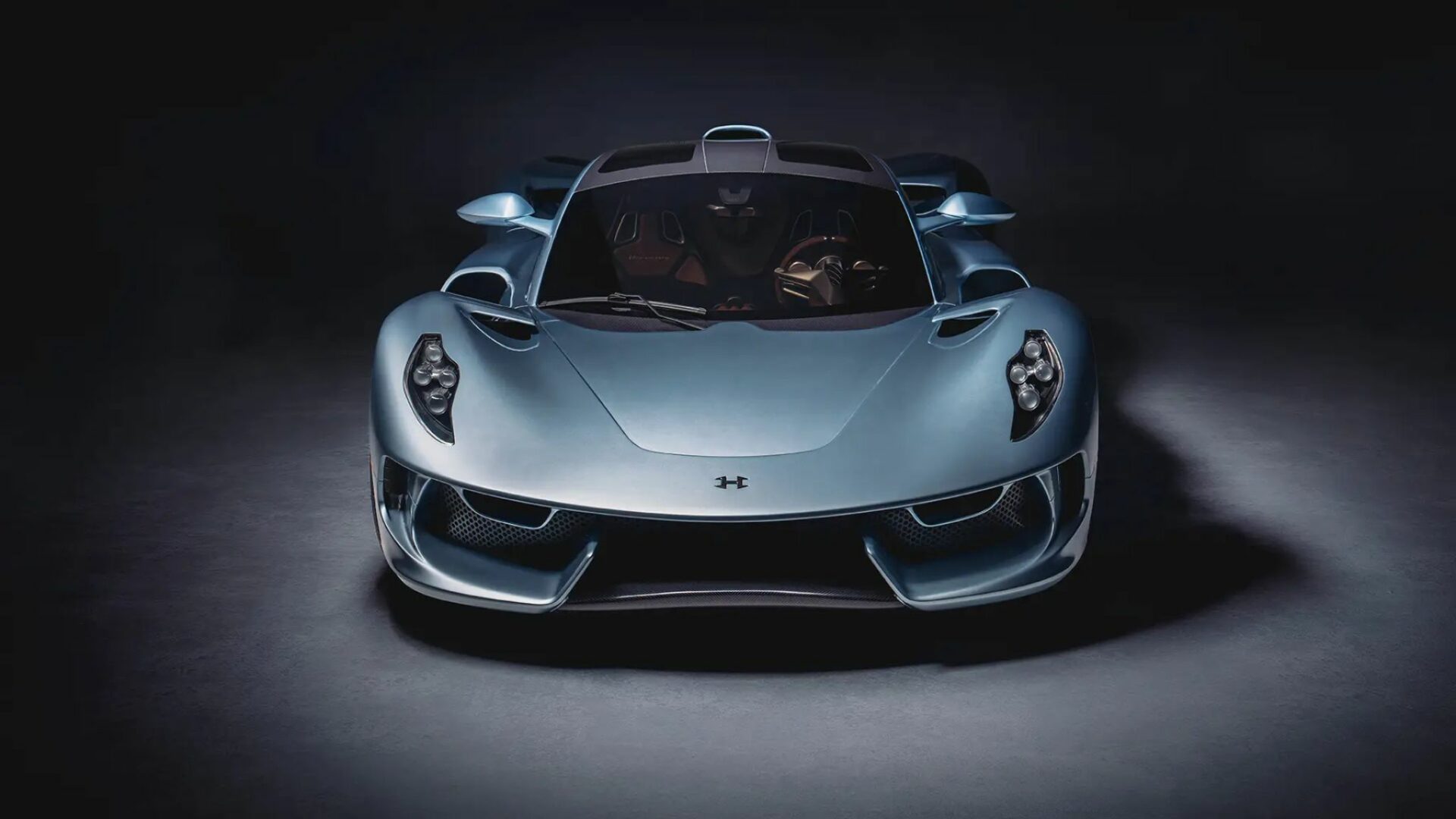 Vue plein avant de la supercar Hennessey Blackbird montrant son bouclier sculpté, ses optiques LED verticaux et sa prise d'air de toit