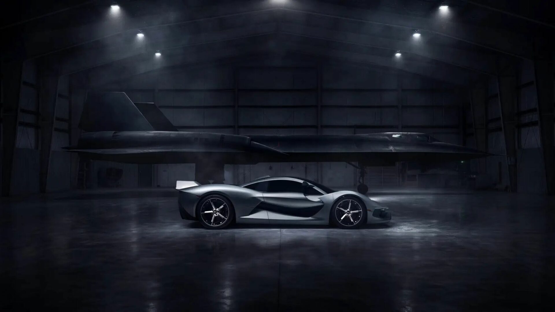 Profil latéral de la supercar Hennessey Blackbird garée sous le fuselage du mythique avion Lockheed SR-71 Blackbird