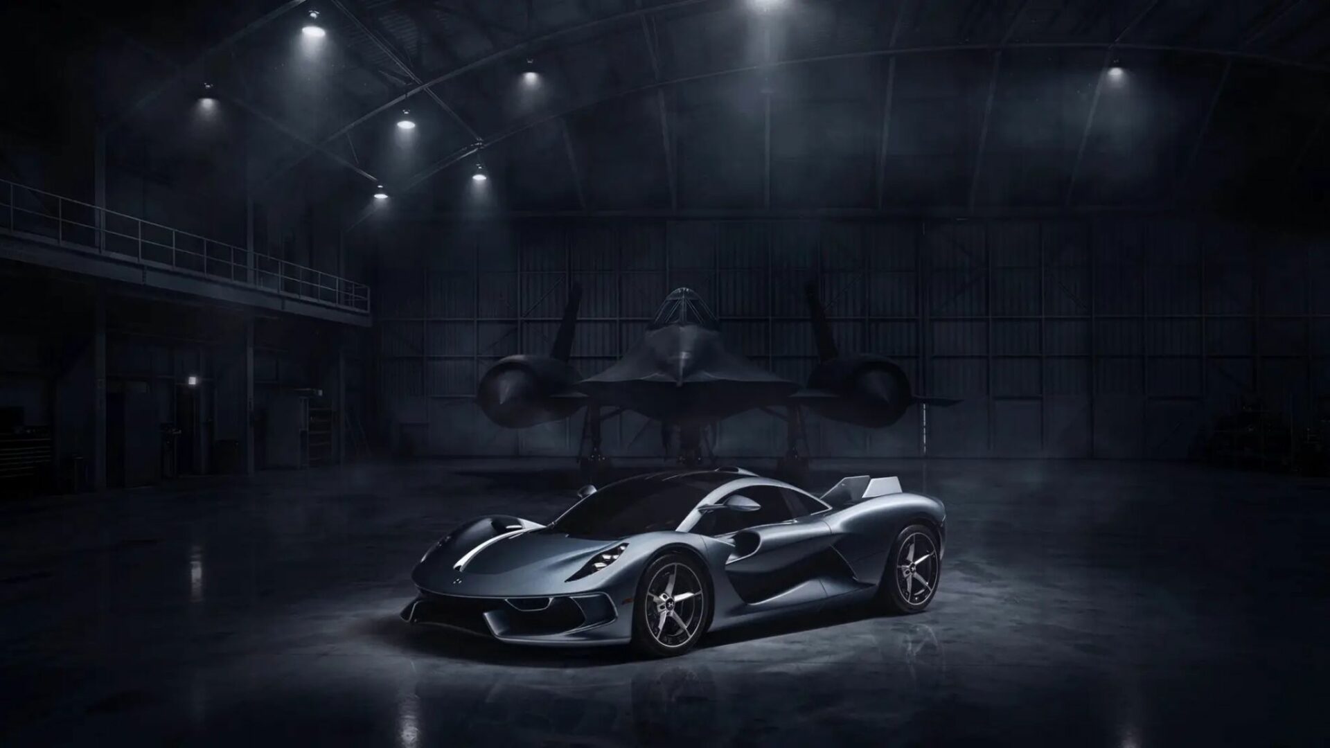 La supercar Hennessey Blackbird posant dans un hangar obscur aux côtés du mythique avion de chasse Lockheed SR-71 Blackbird