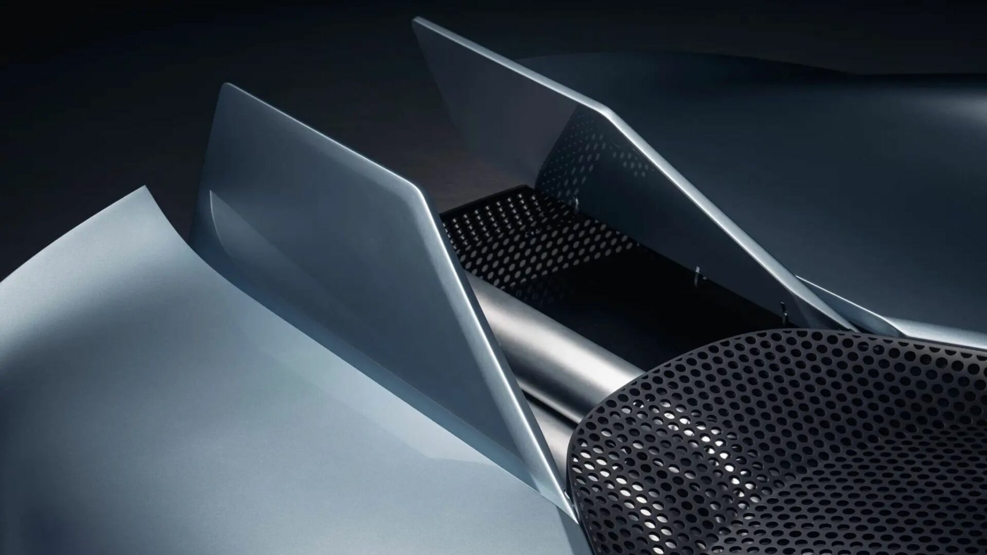Gros plan sur les volets aérodynamiques mobiles déployés au-dessus de la grille d'extraction de la Hennessey Blackbird