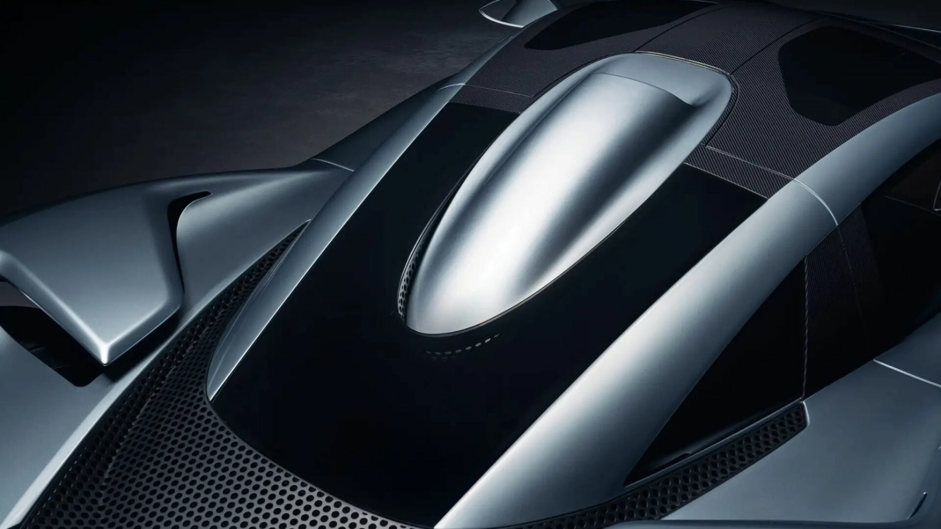 Gros plan sur l'écope d'admission d'air de toit en aluminium et fibre de carbone alimentant le V8 de la Hennessey Blackbird