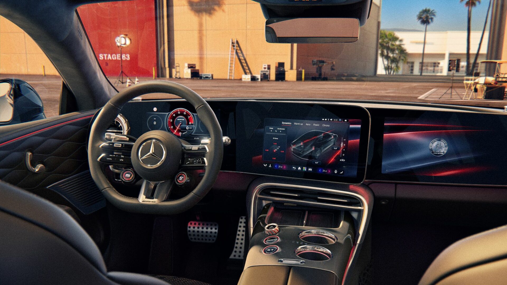 Planche de bord hyper-technologique de la Mercedes-AMG GT 4 portes électrique GT 53 avec volant sport AMG, trois écrans numériques et sélecteur Response Control sur la console